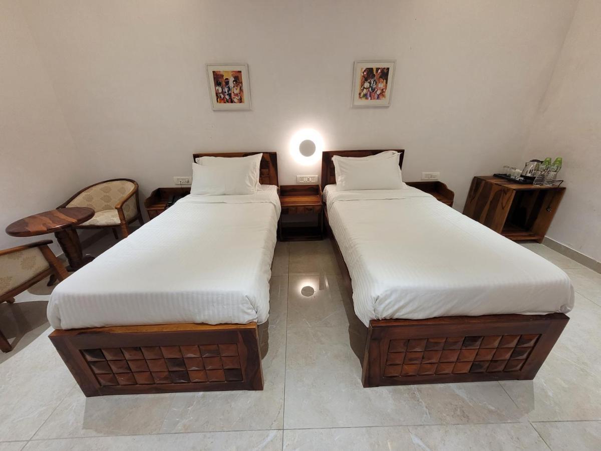 Aura Gold Resort Удайпур Екстериор снимка