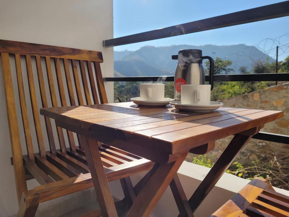 Aura Gold Resort Удайпур Екстериор снимка